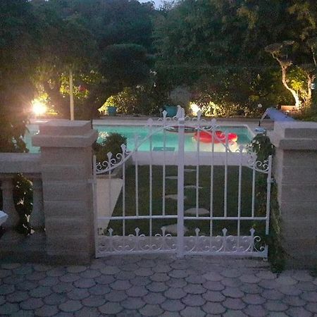 Le Jardin De Mae Apartment Bouc-Bel-Air Exterior foto